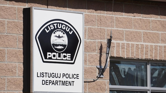 L'affiche disposée sur le mur extérieur du poste de police de Listuguj