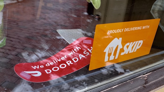 Des enseignes de DoorDash et de SkipTheDishes.