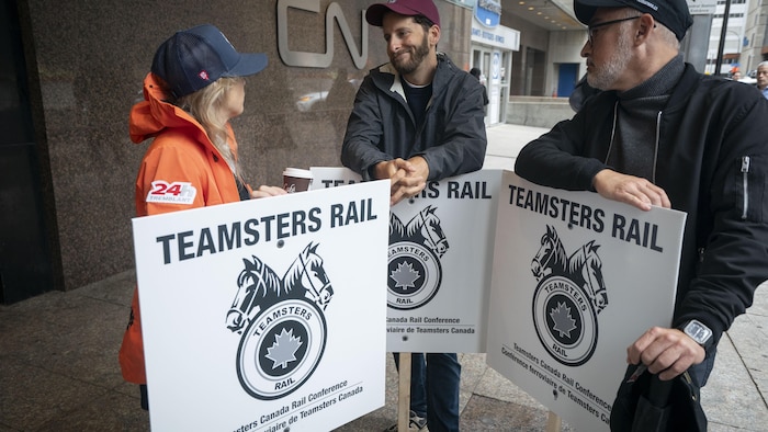 加拿大火车司机工会成员在蒙特利尔CN Rail总部前示威。