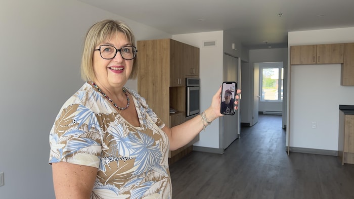 Line Ross présente l'appartement à son frère handicapé qui vit à Amqui.