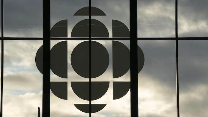 Le logo de Radio-Canada dans la fenêtre de la nouvelle maison à Montréal.
