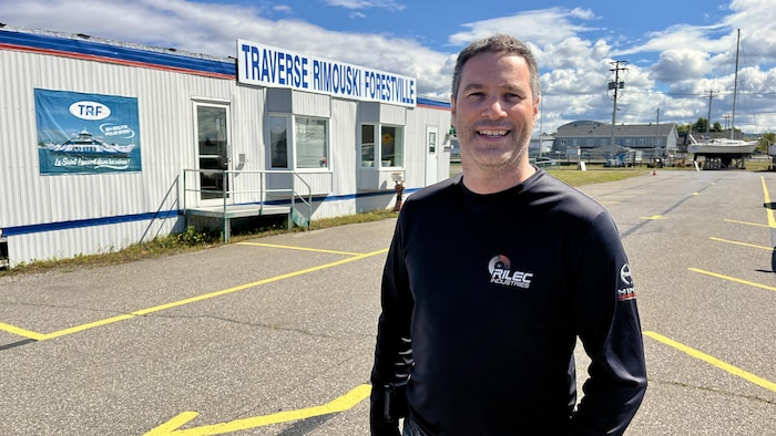 Portrait de Louis-Olivier Carré devant le poste d'accueil de la Traverse Rimouski Forestville. 