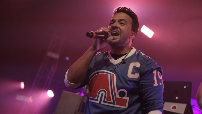 Luis Fonsi avec un chandail des Nordiques.