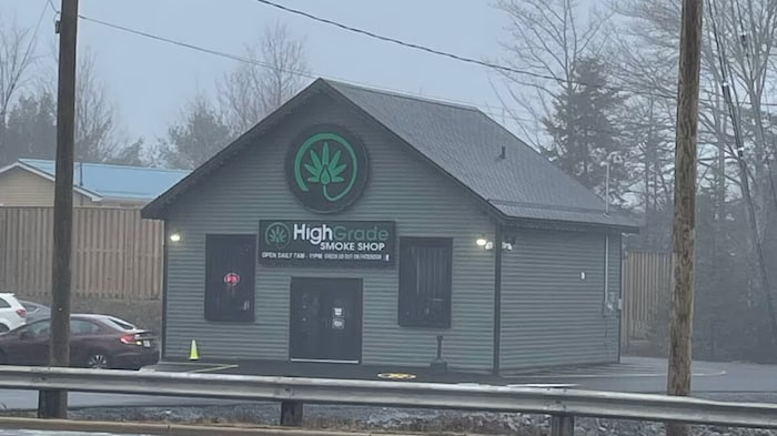  un logo de feuille de cannabis.