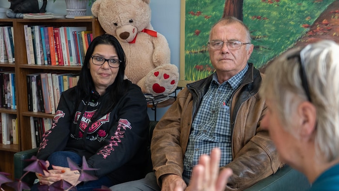 Sonia Castonguay est assise à côté de Guy Laperle et écoute parler Line Perron.