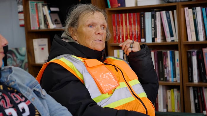 Nicole Pelletier est assise sur un fauteuil de la Place publique.