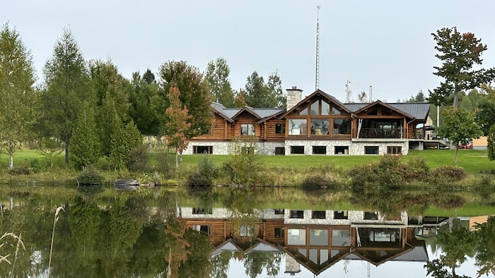 La Maison Gilles-Carle de Saint-Renée en Beauce devant un lac.