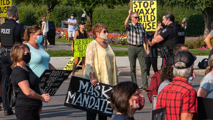Una manifestación de personas que se oponen a las medidas de protección de la salud pública en la provincia de Saskatchewan.