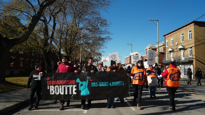 Des gens qui manifestent.