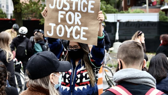 Manifestation contre le racisme systémique à Montréal. On voit une pancarte sur laquelle il est écrit : Justice for Joyce.
