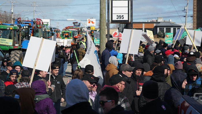 Des agriculteurs manifestent au centre-ville de Rimouski.