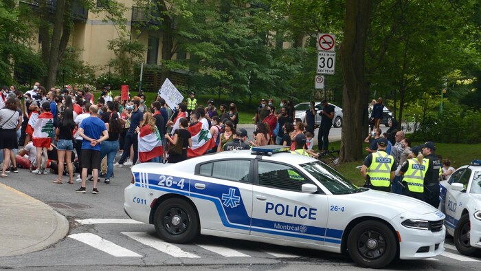 كنديون لبنانيون يتظاهرون أمام قنصلية لبنان في مدينة مونتريال.