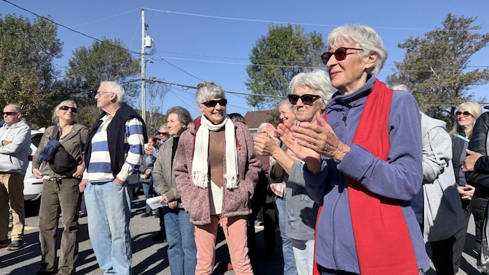 Des citoyennes dans une foule.