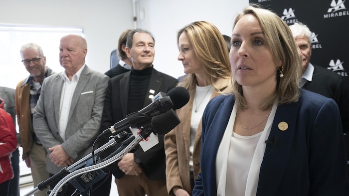 Roxanne Therrien au micro.