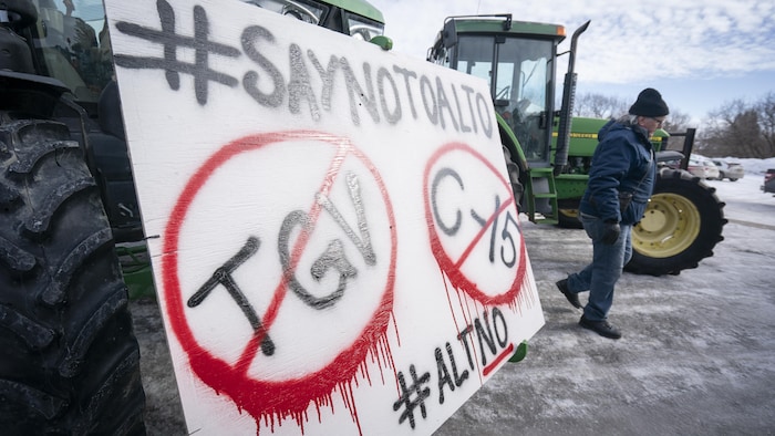Des centaines de producteurs ont manifesté, tenant des pancartes disant « Non au TGV ».