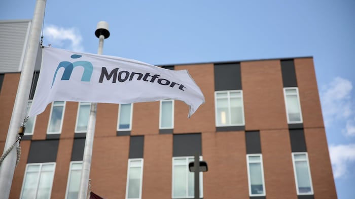 Un drapeau de l'Hôpital Montfort devant l'établissement de santé.