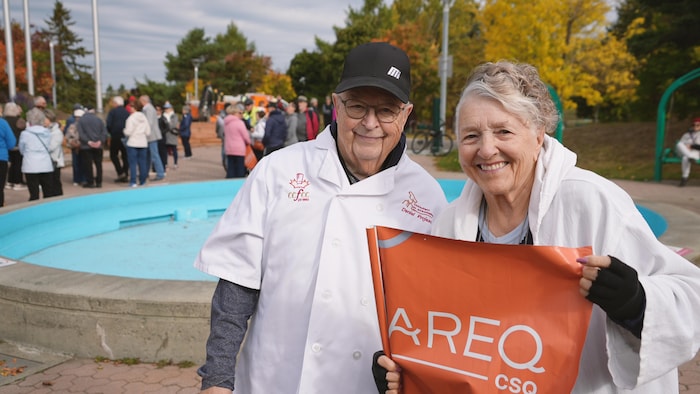 Daniel Prégent et Georgette Renaud tenait fièrement leur drapeau de l'Association des retraitées et retraités de l'éducation et des autres services publics du Québec.