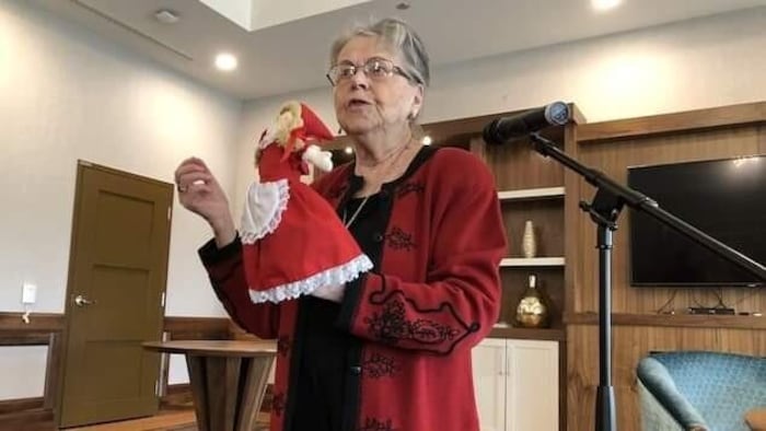 Marguerite Maillet avec une marionnette.