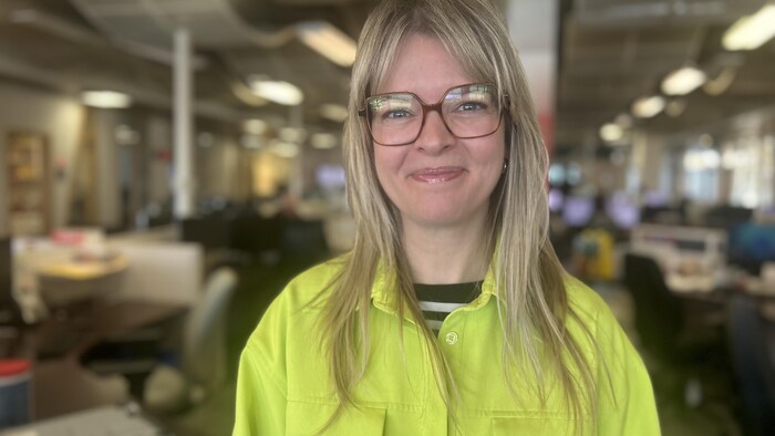 Une photo de Marie-Hélène Gentreau dans les bureaux de Radio-Canada. 