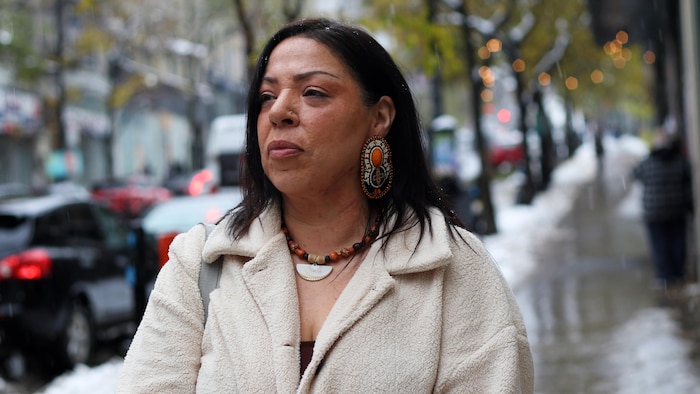 Isabelle Crystal Boudreault marche dans la rue.