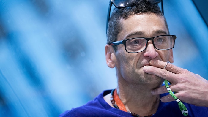Pierre Parent assis, l'air songeur.