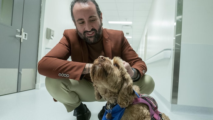 Sofiane Chougar caresse un chien.