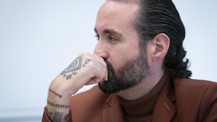 Sofiane Chougar, la main devant la bouche.