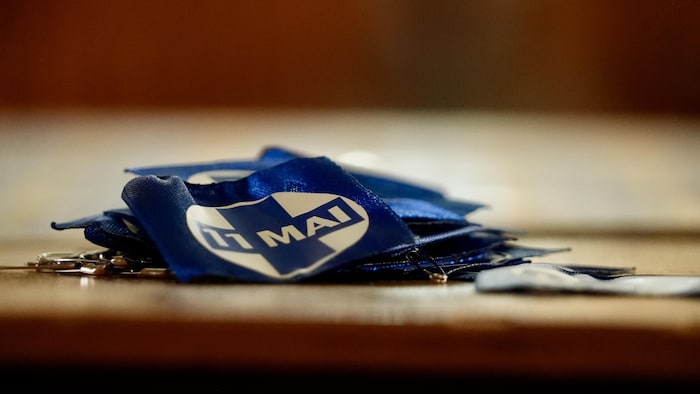 Badge avec l'incription 11 mai. 