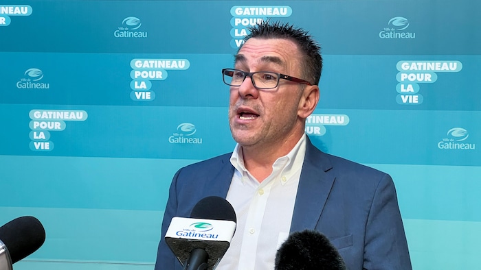 Mario Aubé lors d'une période de questions.