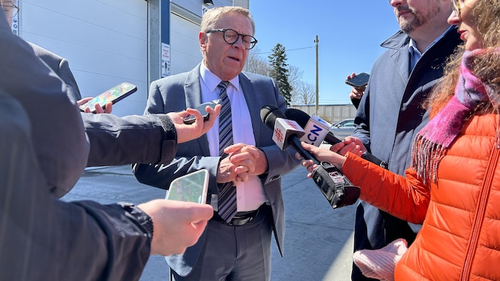 Gilles Lehouillier lors d'une mêlée de presse devant les installations de Sanimax à Lévis.