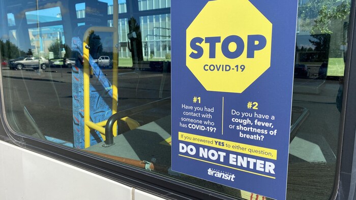 Des affiches indiquant les consignes à respecter à cause de la pandémie de COVID-19 dans les autobus de Saskatoon Transit. 