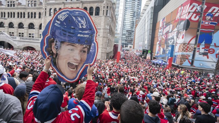 Une foule en bleu-blanc-rouge devant le centre Bell. 