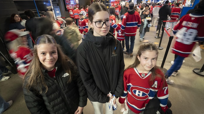 Victoria et Ariane, des jumelles de 12 ans, et Sarah, 17 ans, ont regardé le 7e match au Centre Bell, le 3 mai 2026.