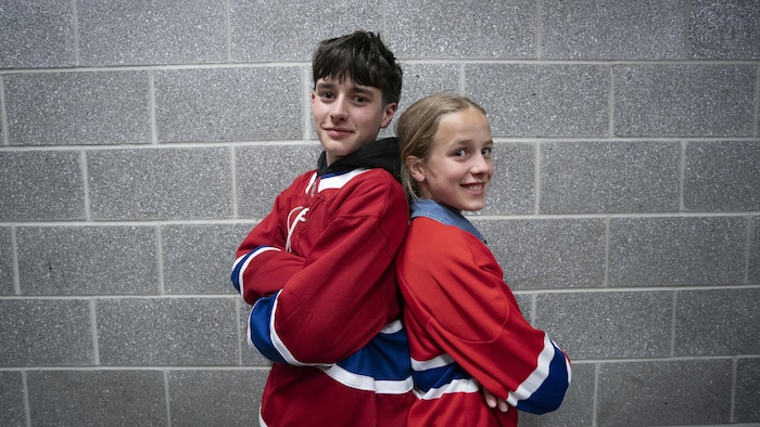 Une garçon et une fille dos à dos.