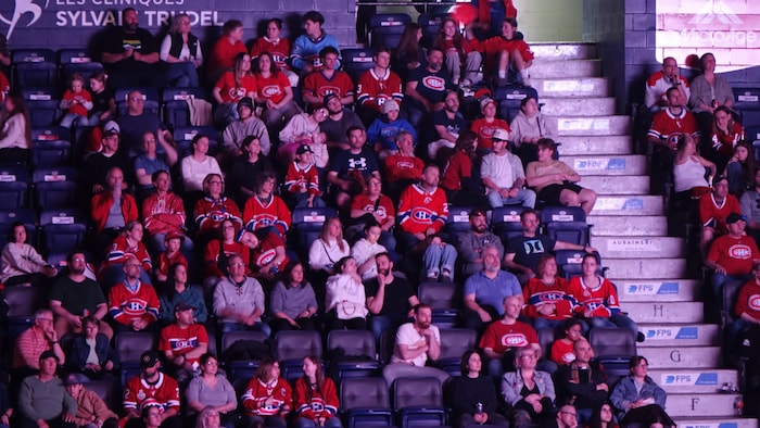 Une photo de la foule dans les gradins du Colisée de Rimouski.