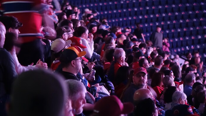 Une photo de la foule dans le Colisée de Rimouski.