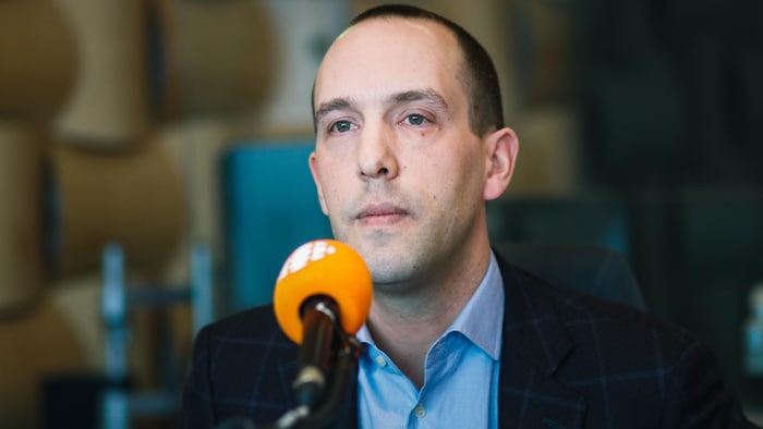 Mathieu Caissie parle dans un micro en studio.