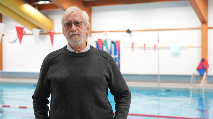 Maurice Vaney, devant le bassin de la Piscine régionale des Basques.