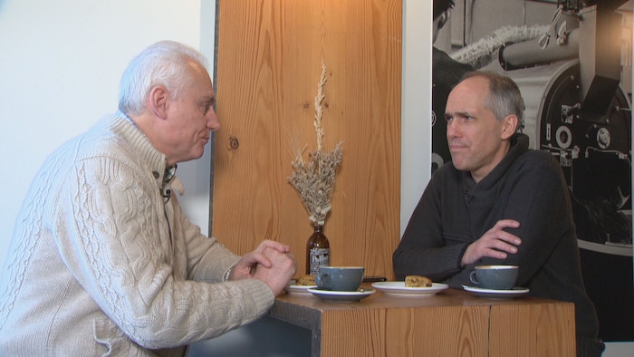 Pascal Lavoie (à droite) et Yevhenii Linetskyi (à gauche) discutent autour d'un café.