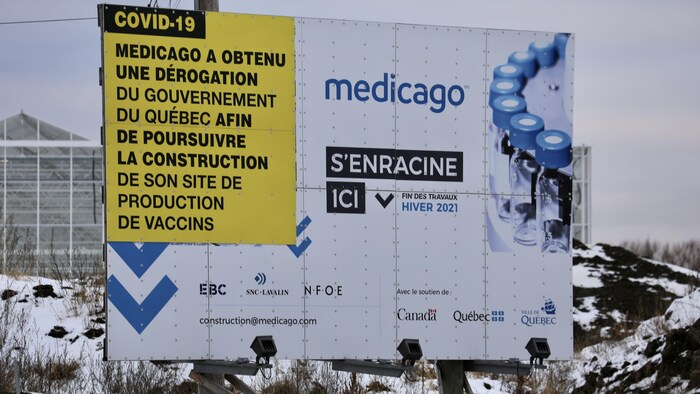 Un cartel que anuncia  la construcción de la planta de producción de la vacuna de Medicago contra el Covid-19 en Quebec. 