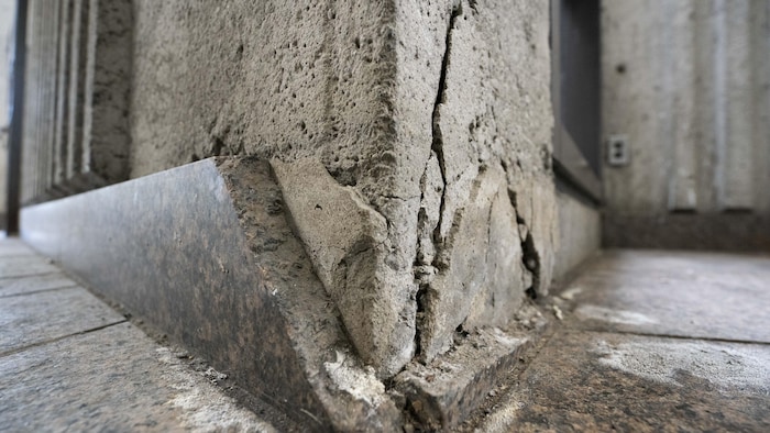 Du béton qui s'effrite à la station de métro De L’Église, à Verdun, une des cinq stations les plus mal en point du réseau.