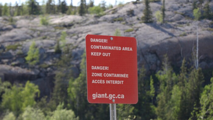 Panneau bilingue indiquant, en anglais, «Danger! Contaminated area. Keep out et Danger! Zone contaminée. Accès interdit.»