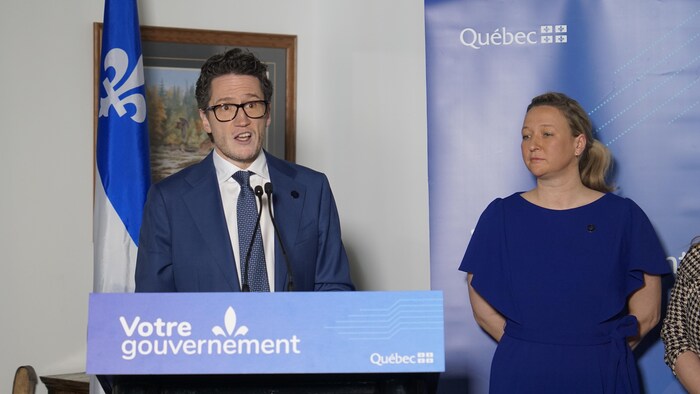 Les ministres Benoit Charette et Maïté Blanchette Vézina font une annonce.