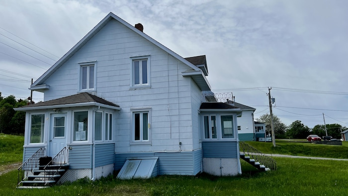 Une maison à deux étages.