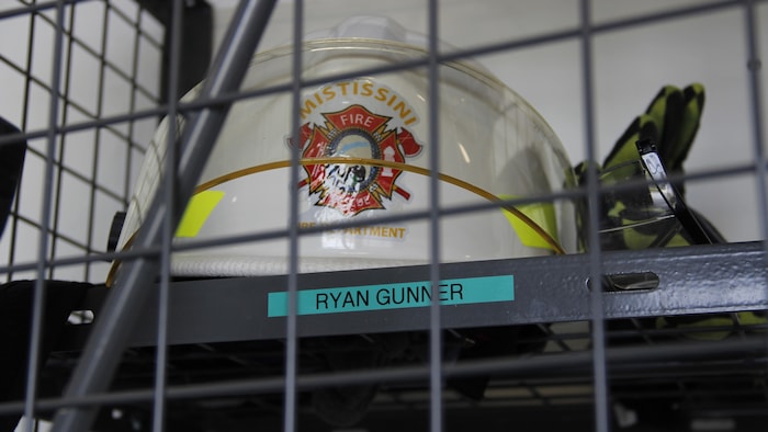 Le casque du pompier et chef du service incendie Ryan Gunner.