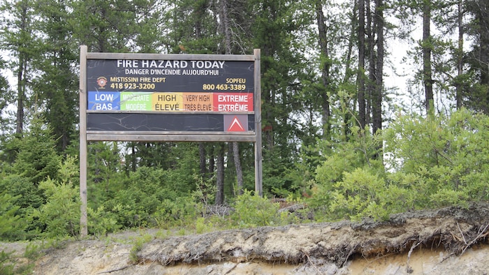 Un panneau qui fait état du risque d'incendie en forêt.