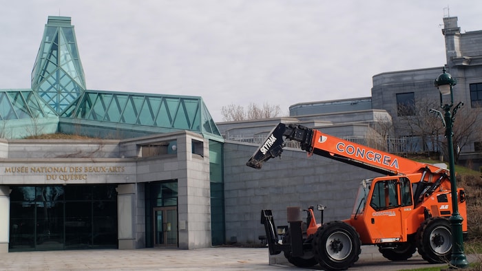 Un véhicule de construction de la compagnie devant l'entrée du Musée.