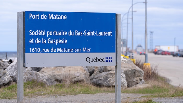 Une affiche qui annonce le port.