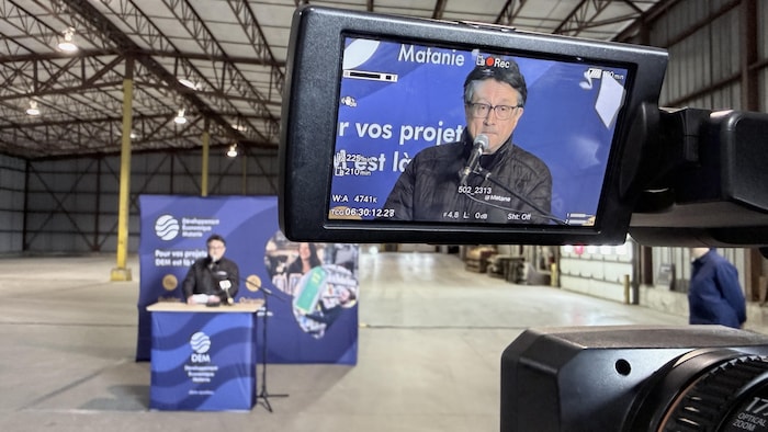 Le maire apparaît dans le viseur d'une caméra durant un point de presse.