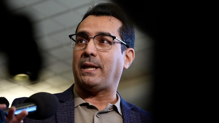 Monsef Derraji s'adresse aux journalistes.